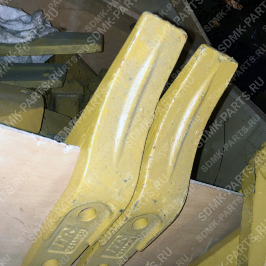 Зуб центральный 312-204-054 KOMATSU WB93 42N-833-1390